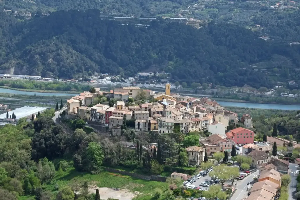 Vue d’archive du village de Gattières dans les Alpes-Maritimes
