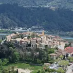 Vue d’archive du village de Gattières dans les Alpes-Maritimes