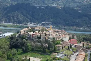 Vue d’archive du village de Gattières dans les Alpes-Maritimes