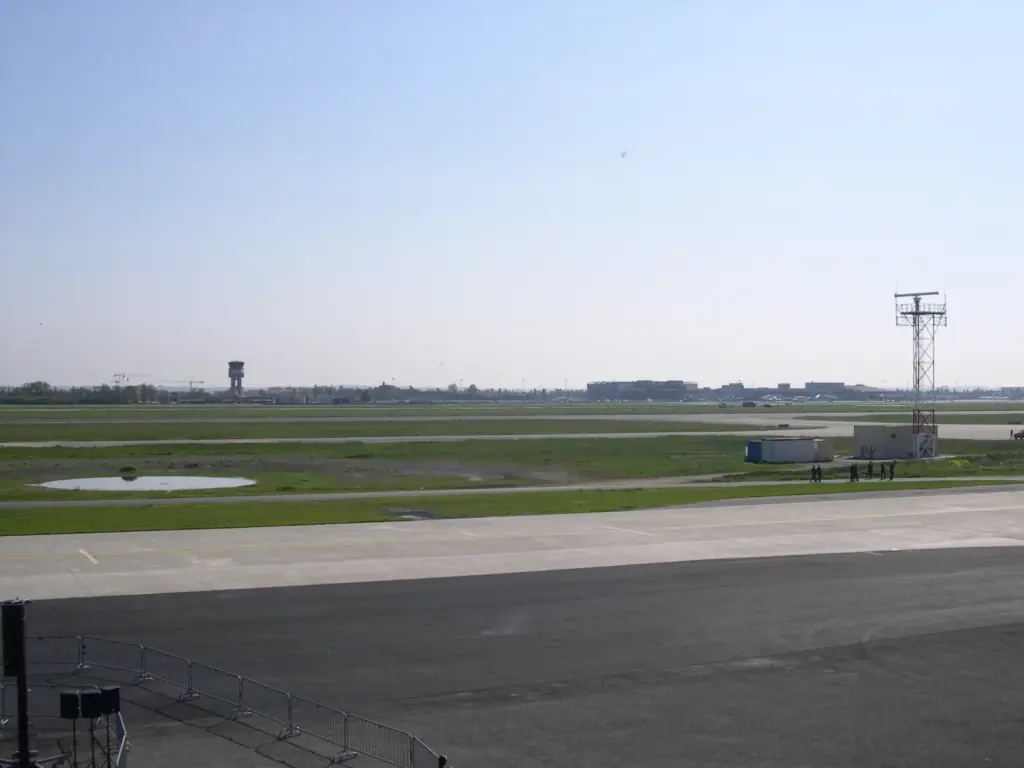 Vue d’archive des pistes et des bâtiments de l’aéroport Toulouse-Blagnac en avril 2005