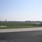 Vue d’archive des pistes et des bâtiments de l’aéroport Toulouse-Blagnac en avril 2005