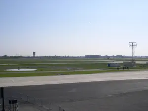 Vue d’archive des pistes et des bâtiments de l’aéroport Toulouse-Blagnac en avril 2005