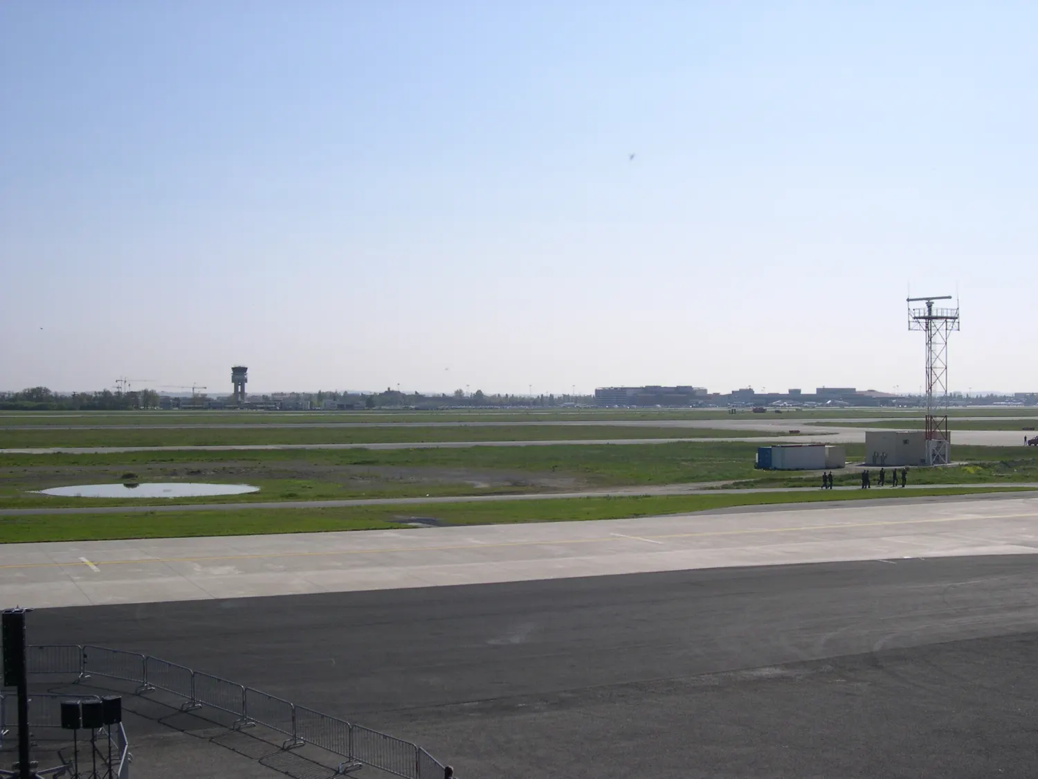 Vue d’archive des pistes et des bâtiments de Toulouse-Blagnac en avril 2005