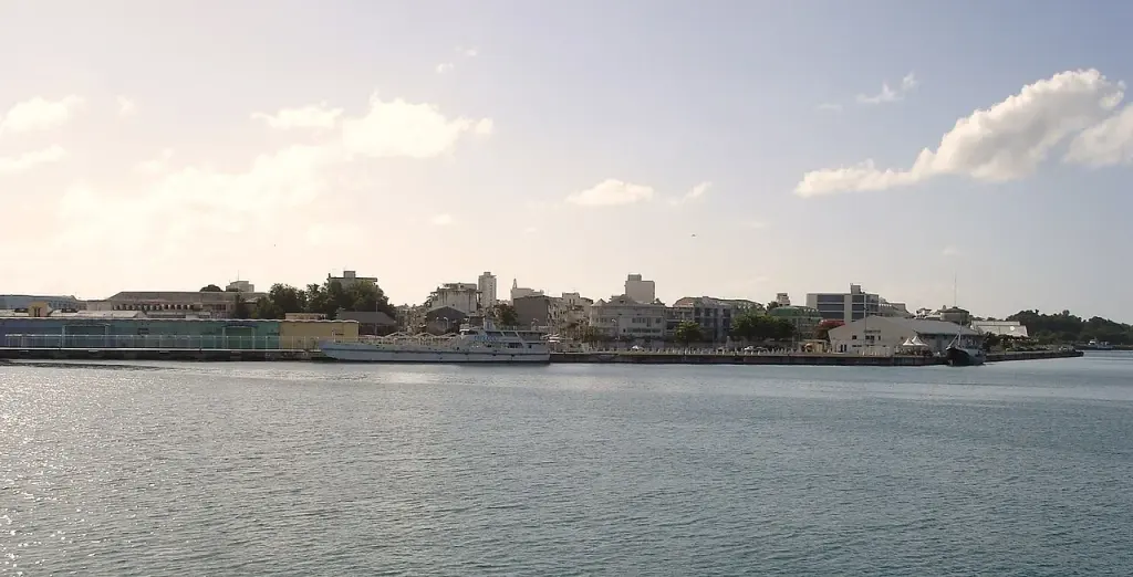 Vue d’archive de Pointe-à-Pitre depuis le port