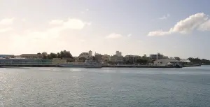 Vue d’archive de Pointe-à-Pitre depuis le port