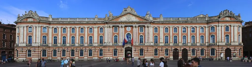 Panorama de la place du Capitole à Toulouse
