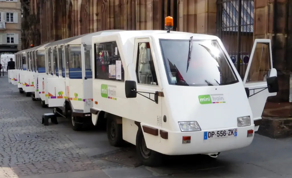 Petit train touristique de Strasbourg près de la cathédrale en avril 2015