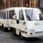 Petit train touristique de Strasbourg près de la cathédrale en avril 2015