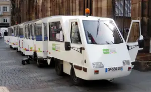 Petit train touristique de Strasbourg près de la cathédrale en avril 2015