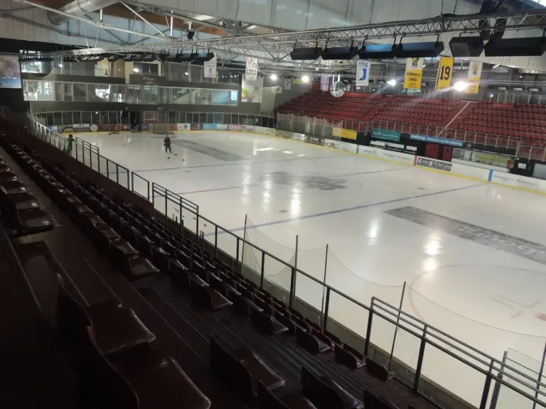 L’intérieur de la patinoire Iceberg à Strasbourg le 1er octobre 2015. Archive du lieu exact, sans représentation du match du 27 octobre 2026.