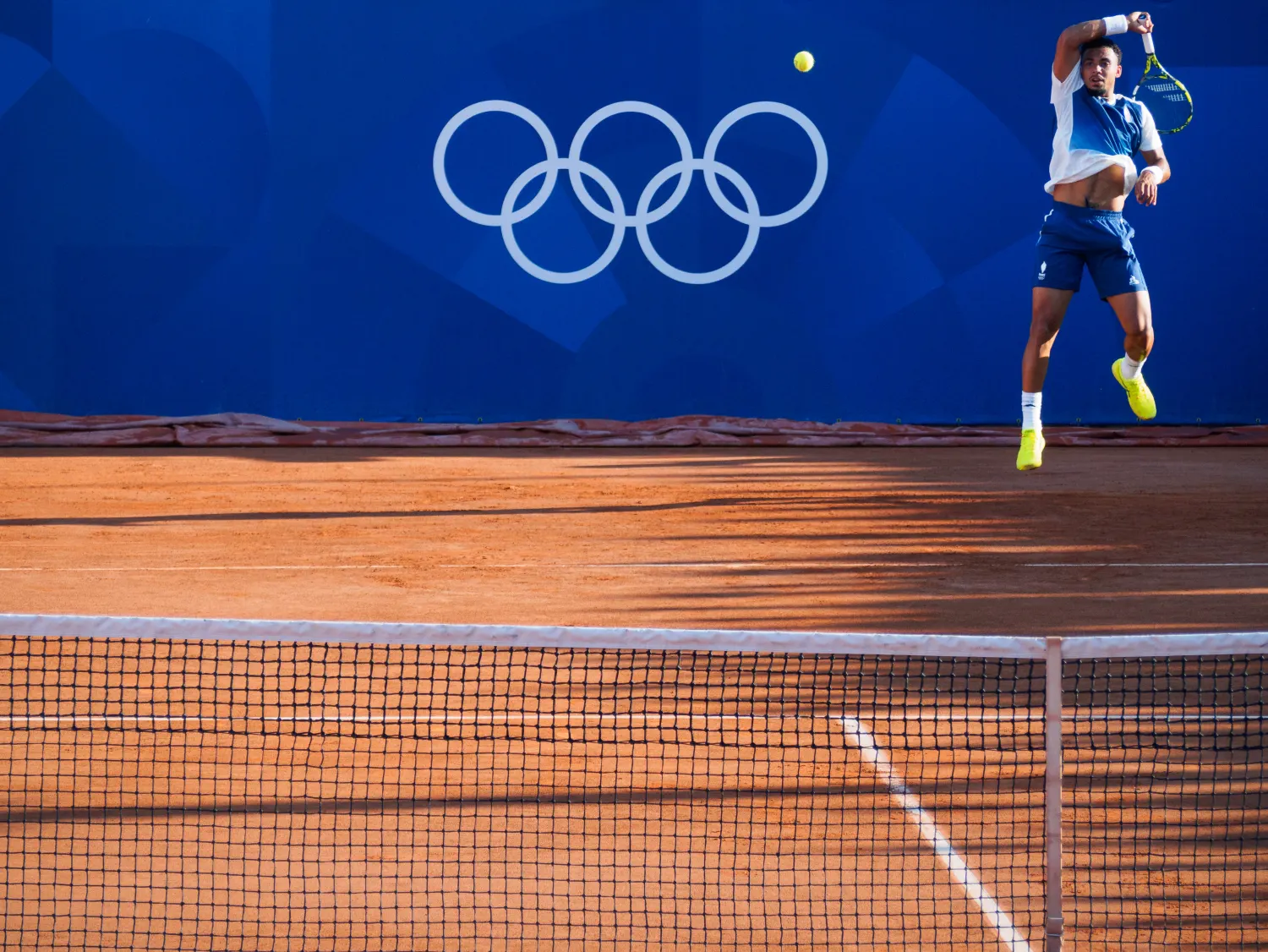 Arthur Fils frappant un coup droit aux Jeux de Paris en juillet 2024