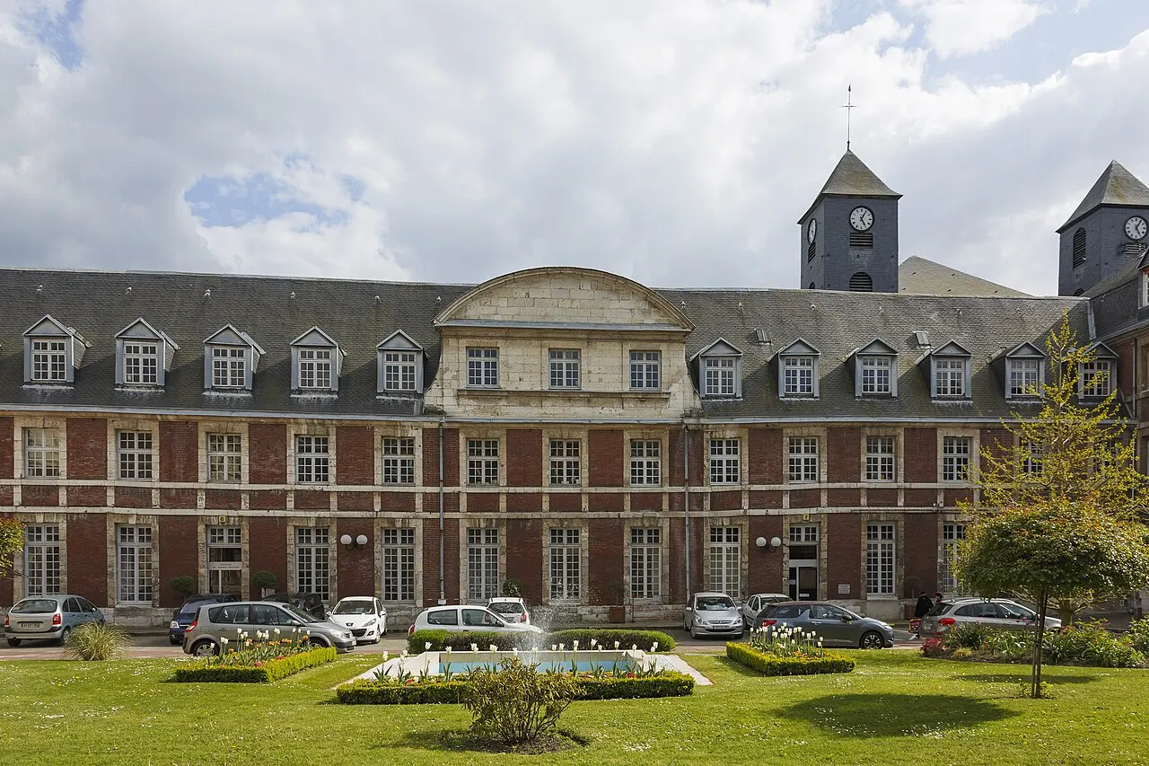 Au Petit-Quevilly, les urgences de Saint-Julien ouvrent leur suivi aux patients sur smartphone 1 Bâtiments du CHU Charles-Nicolle de Rouen