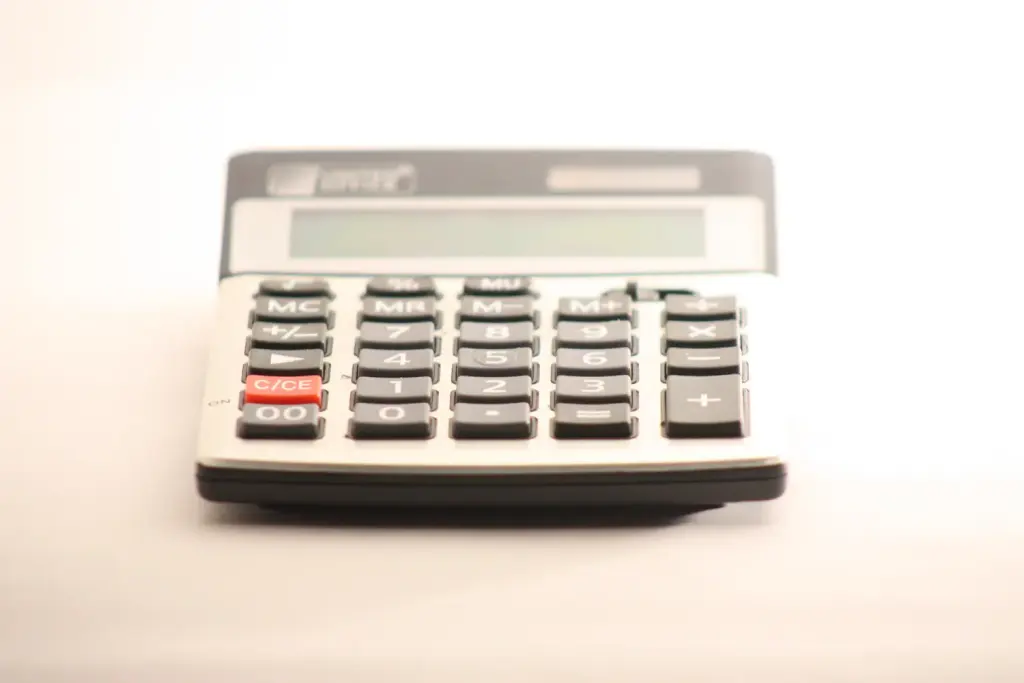 Calculatrice de bureau à touches colorées