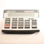 Calculatrice de bureau à touches colorées