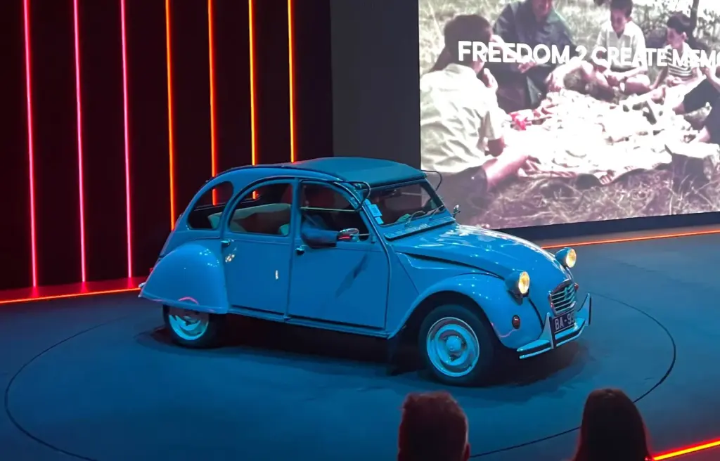 Une Citroën 2CV classique exposée à Paris en octobre 2026
