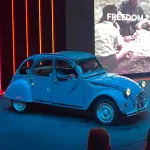 Une Citroën 2CV classique exposée à Paris en octobre 2026