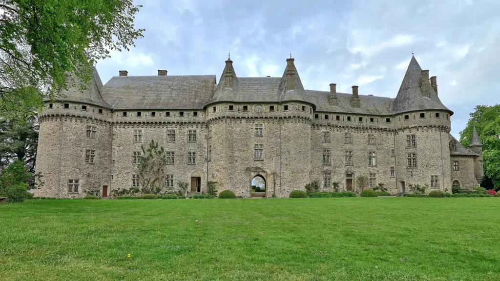 La façade sud du château de Pompadour en Corrèze