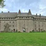 La façade sud du château de Pompadour en Corrèze