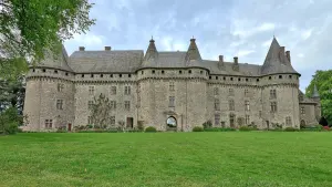 La façade sud du château de Pompadour en Corrèze