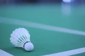Un volant posé sur les lignes d’un terrain de badminton