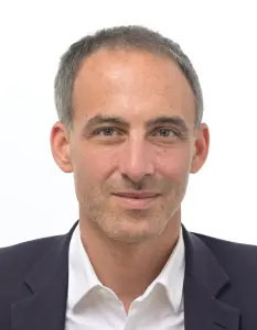 Raphaël Glucksmann sur son portrait officiel au Parlement européen en juillet 2024.