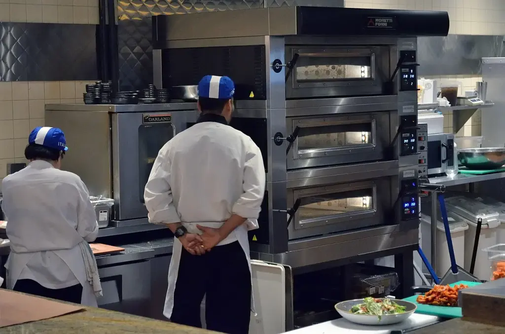Personnel au travail dans une cuisine professionnelle