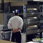 Personnel au travail dans une cuisine professionnelle