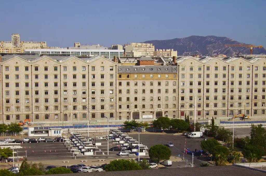 Les docks du port de Marseille-Joliette vus depuis le bassin portuaire en 2009