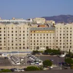 Les docks du port de Marseille-Joliette vus depuis le bassin portuaire en 2009