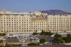 Les docks du port de Marseille-Joliette vus depuis le bassin portuaire en 2009