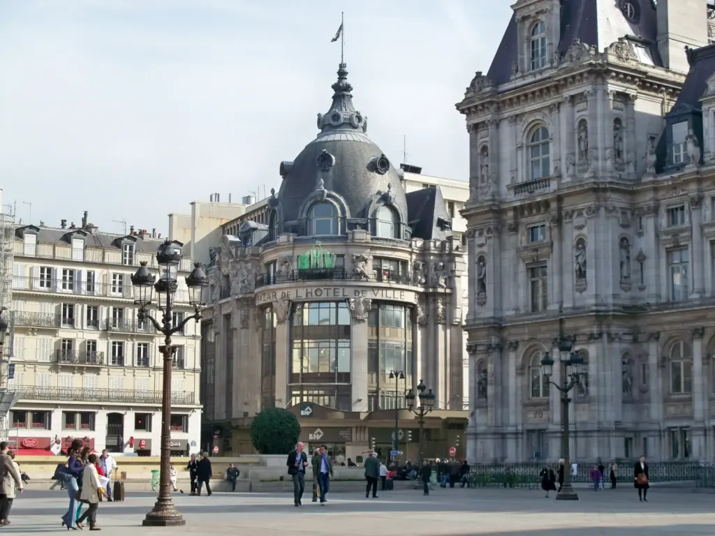 Façade du BHV à Paris photographiée depuis le parvis de l’Hôtel de Ville en 2012