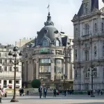 Façade du BHV à Paris photographiée depuis le parvis de l’Hôtel de Ville en 2012