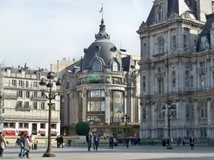 Façade du BHV à Paris photographiée depuis le parvis de l’Hôtel de Ville en 2012
