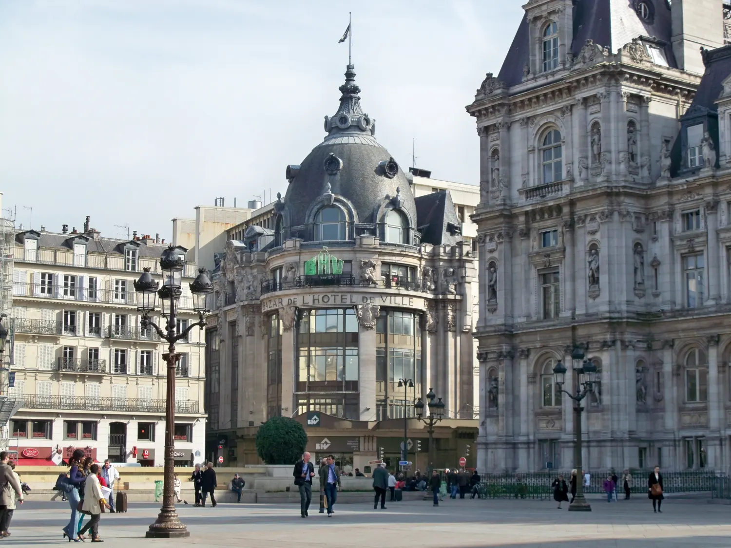 Le BHV à Paris vu depuis le parvis de l’Hôtel de Ville en 2012