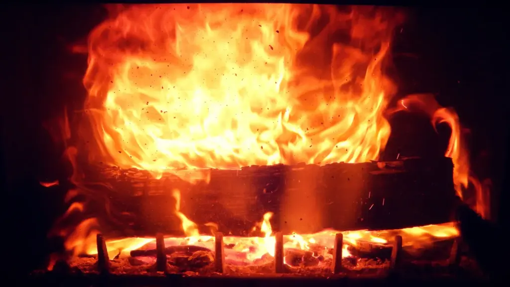 Bûches et flammes dans le foyer ouvert d’une cheminée