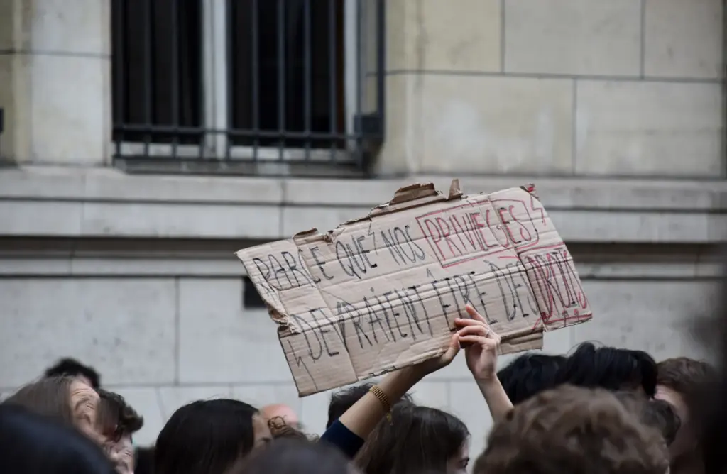 Des lycéens rassemblés devant le lycée Louis-le-Grand à Paris.