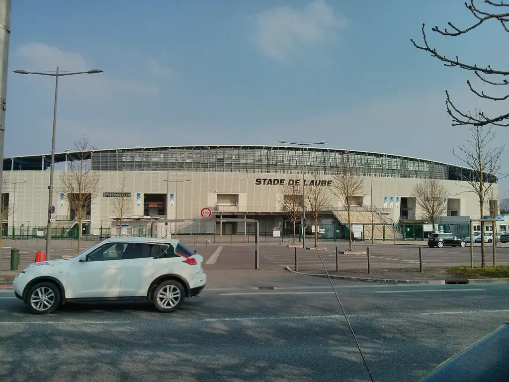 Vue des tribunes et de la pelouse du Stade de l’Aube à Troyes