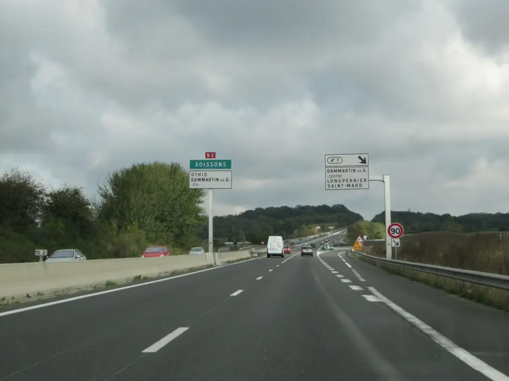 La route nationale 2 avec un panneau indiquant Soissons.