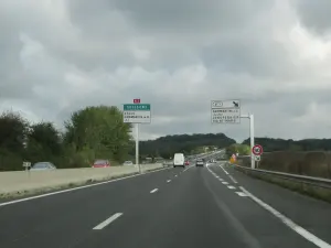 La route nationale 2 avec un panneau indiquant Soissons.