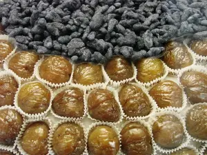 Marrons glacés présentés dans des caissettes en papier