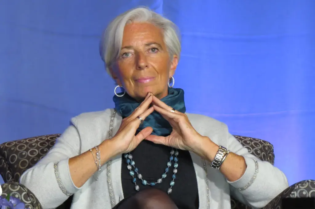 Christine Lagarde assise sur scène lors d’un forum public en2016