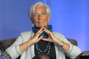 Christine Lagarde assise sur scène lors d’un forum public en2016