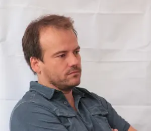 Stéphane Henon en chemise grise lors de Village départ en juillet 2012