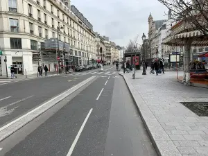 Cyclistes sur la piste cyclable de la rue de Rivoli à Paris