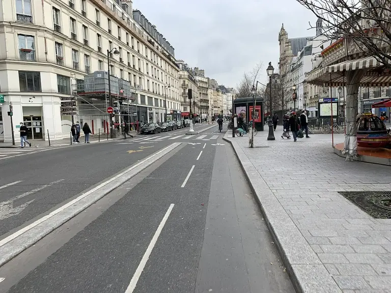 Cyclistes sur la piste cyclable de la rue de Rivoli à Paris