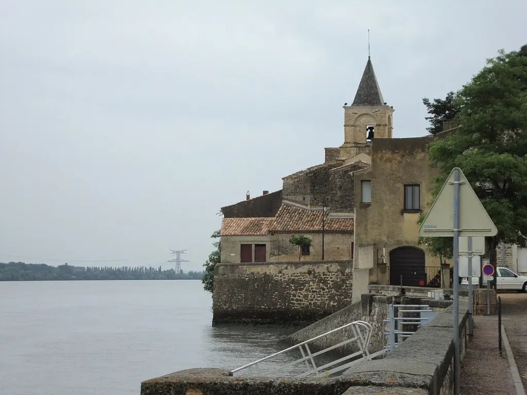 Maisons et clocher de Saint-Étienne-des-Sorts au bord du Rhône, archive de 2010