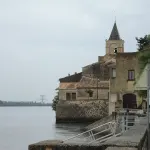 Maisons et clocher de Saint-Étienne-des-Sorts au bord du Rhône, archive de 2010