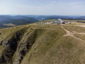 Le sommet du Hohneck et ses sentiers, photographie aérienne d’archive de 2023