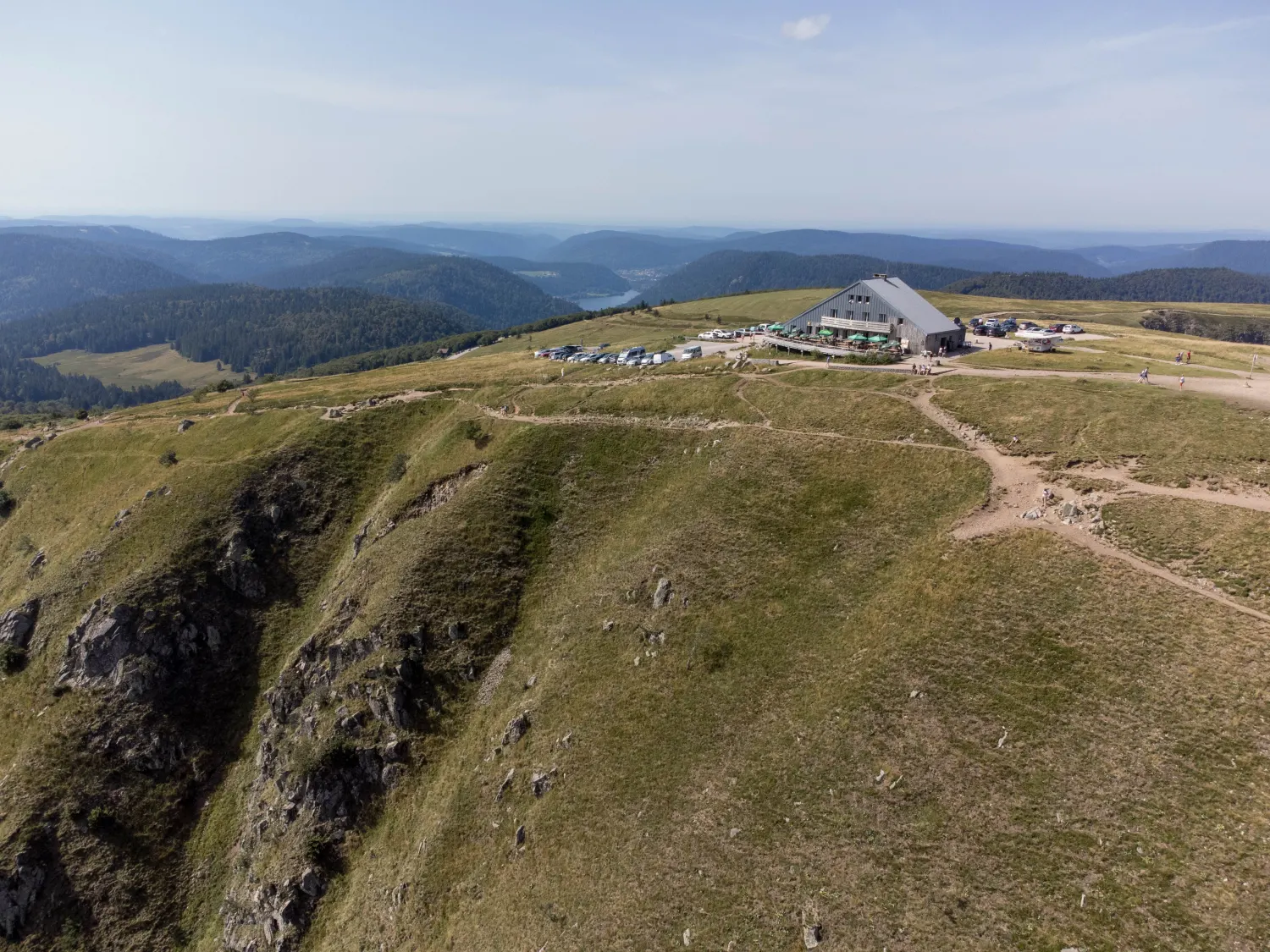 Le sommet du Hohneck et ses sentiers, photographie aérienne d’archive de 2023