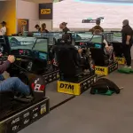 Pilote installé dans un simulateur de course automobile